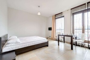 Tabla de planchar con plancha, wifi y ropa de cama 