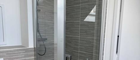 Appartement | Salle de bain | Séchoir à cheveux, serviettes fournies, shampooing