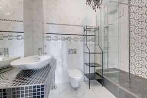 Douche, sĂšche-cheveux, serviettes fournies, shampoing