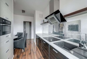 Frigorífico, microondas, horno y placa de cocina