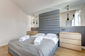 1 habitación, tabla de planchar con plancha, cuna de viaje y wifi