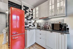 Kühlschrank, Mikrowelle, Herdplatte, Geschirrspüler