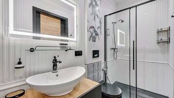 Dusche, Haartrockner, Handtücher, Shampoo