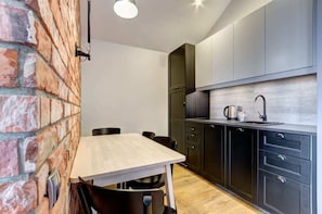 Fridge, oven, stovetop, dishwasher