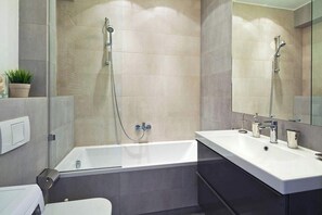 Shower, hair dryer, towels - Tandeta 1 |  Modern Studio | Bathtub (Gdańsk)