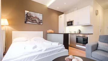 BĂŒgeleisen/BĂŒgelbrett, Reisekinderbett, WLAN, BettwĂ€sche