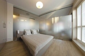 1 habitación, tabla de planchar con plancha, cuna de viaje y wifi 