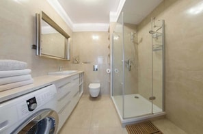 Douche, sèche-cheveux, serviettes fournies