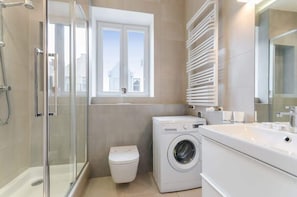 Shower, hair dryer, towels