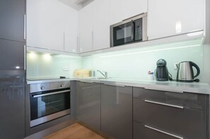 Kühlschrank, Mikrowelle, Ofen, Herdplatte