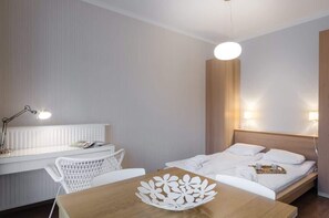 Strykjärn/strykbräda, resesäng, wi-fi och sängkläder