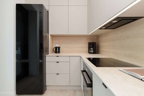 Fridge, oven, stovetop, dishwasher