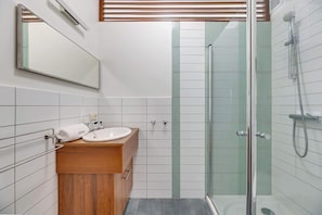 Dusche, Haartrockner, Handtücher