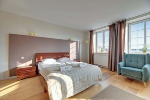Iron/ironing board, travel cot, WiFi, bed sheets