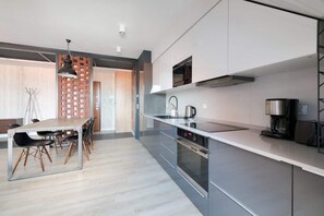 Fridge, microwave, stovetop, dishwasher
