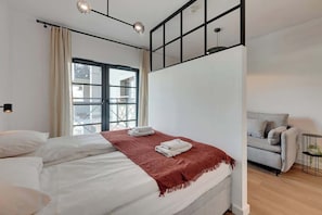 Iron/ironing board, WiFi, bed sheets
