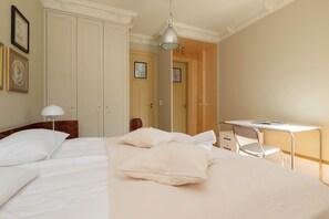 2 bedrooms, desk, iron/ironing board, travel crib