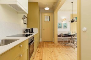 Fridge, oven, stovetop, dishwasher