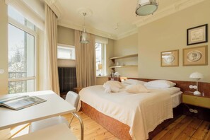 2 sovrum, skrivbord, strykjärn/strykbräda och resesäng