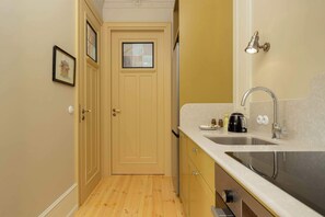 Fridge, oven, stovetop, dishwasher