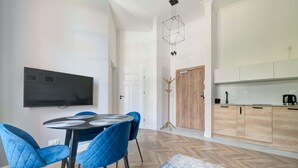 Une cuisine moderne avec des meubles en bois et une cuisinière intégrée.