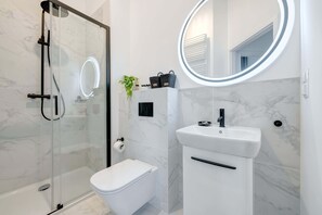 Douche, sèche-cheveux, serviettes fournies, shampoing