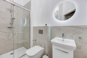 Dusche, Haartrockner, Handtücher, Shampoo