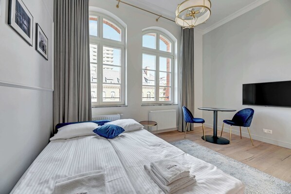 Iron/ironing board, WiFi, bed sheets