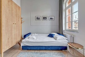 Iron/ironing board, WiFi, bed sheets