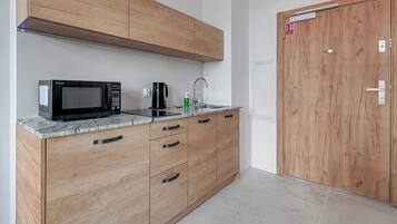 Réfrigérateur, micro-ondes, plaque de cuisson, lave-vaisselle