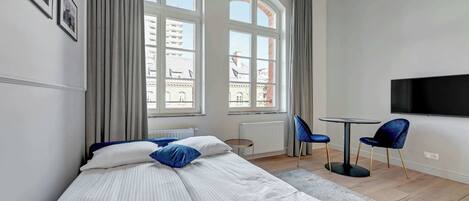 Iron/ironing board, WiFi, bed sheets