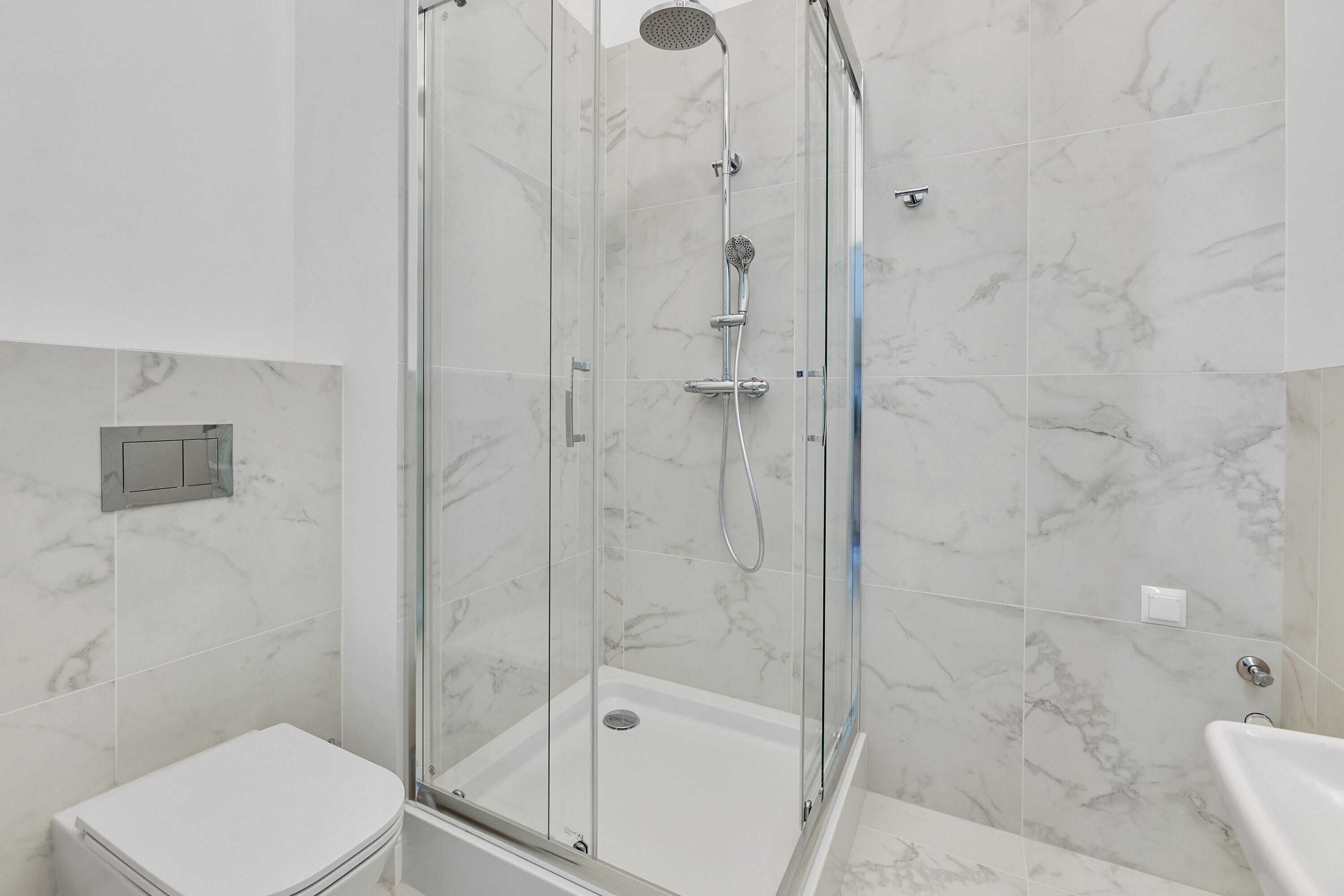 Dusche, Haartrockner, Handtücher