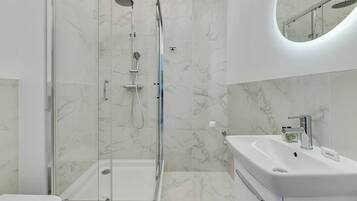 Dusche, Haartrockner, Handtücher