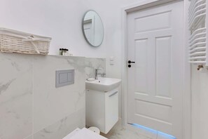 Dusj, hårføner og håndklær