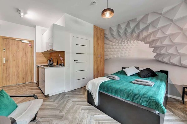 Iron/ironing board, travel crib, WiFi, bed sheets