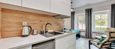 Fridge, stovetop, dishwasher, cookware/dishes/utensils