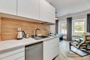 Fridge, stovetop, dishwasher, cookware/dishes/utensils