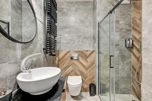 Douche, sèche-cheveux, serviettes fournies, shampoing