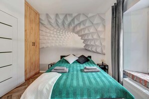 Tabla de planchar con plancha, cuna de viaje, wifi y ropa de cama 