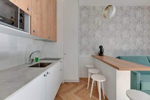 Refrigerador, microondas, placa de cocina, lavavajillas