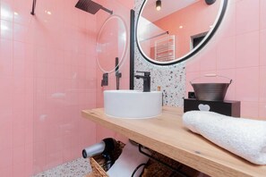 Douche, séchoir à cheveux, serviettes fournies, shampooing