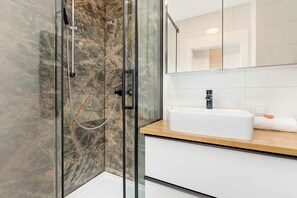 Dusche, Haartrockner, Handtücher, Shampoo