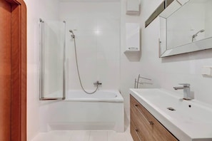Dusche, Haartrockner, Handtücher, Shampoo