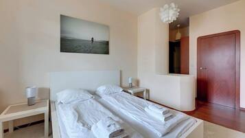 2 bedrooms, desk, iron/ironing board, travel crib