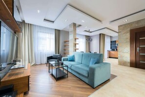 Un salon moderne avec un canapé, une table basse et un meuble pour la télévision.