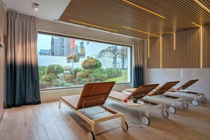 A modern room with large windows, wooden flooring, and a ceiling with linear lighting. - Sunny Apartment | SPA, Balcony, 300 m to the Beach (Gdańsk)