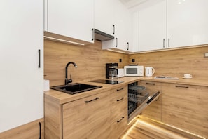 Fridge, microwave, stovetop, dishwasher