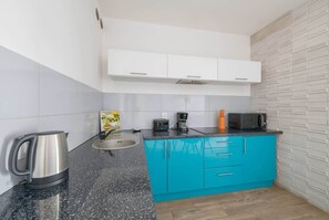 Fridge, stovetop, dishwasher, coffee/tea maker