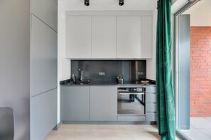 Fridge, oven, stovetop, dishwasher