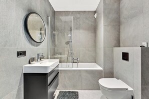Ducha, secador de pelo y toallas
